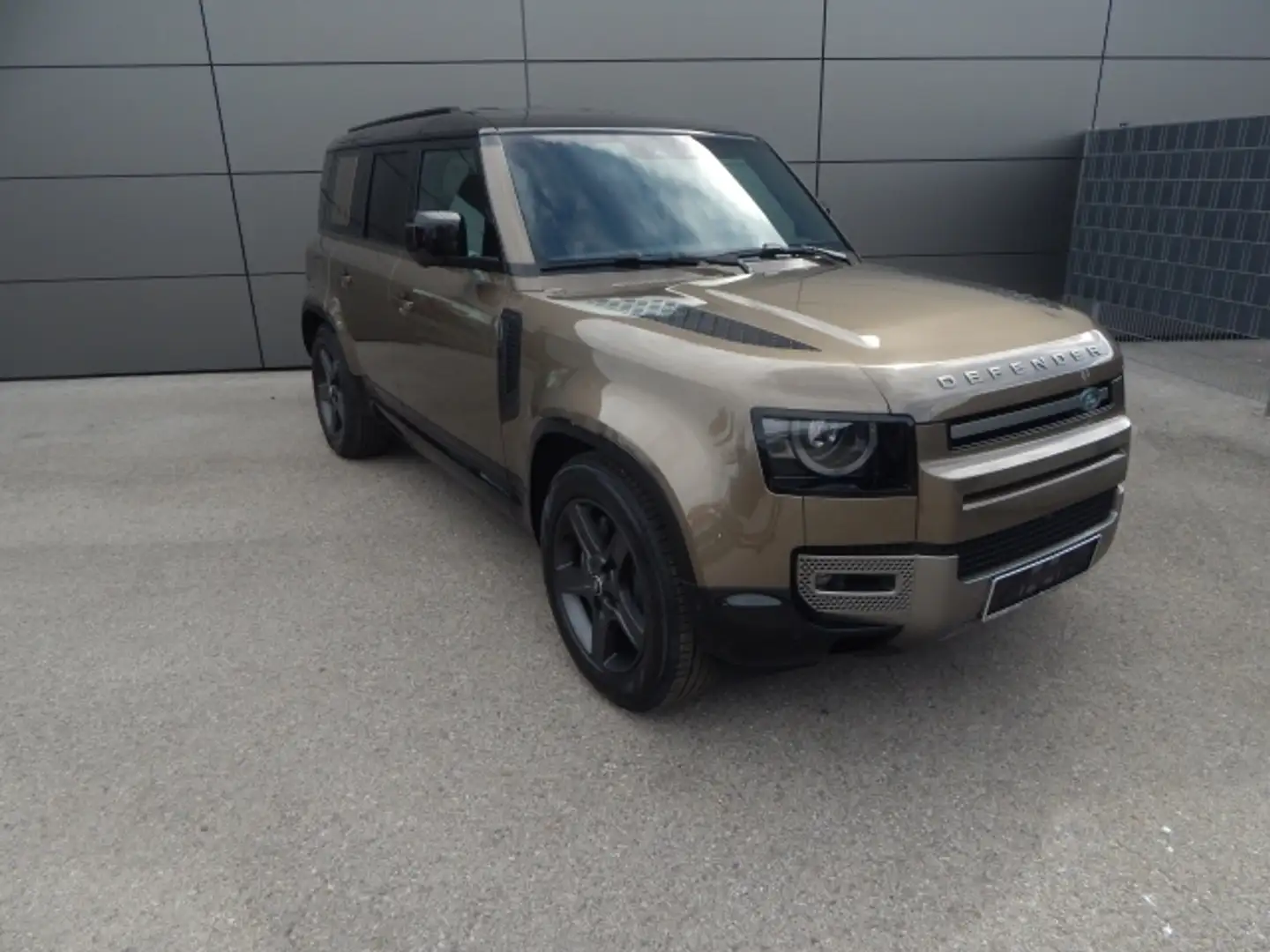 Land Rover Defender 110 P300e PHEV X-Dynamic SE Złoty - 1