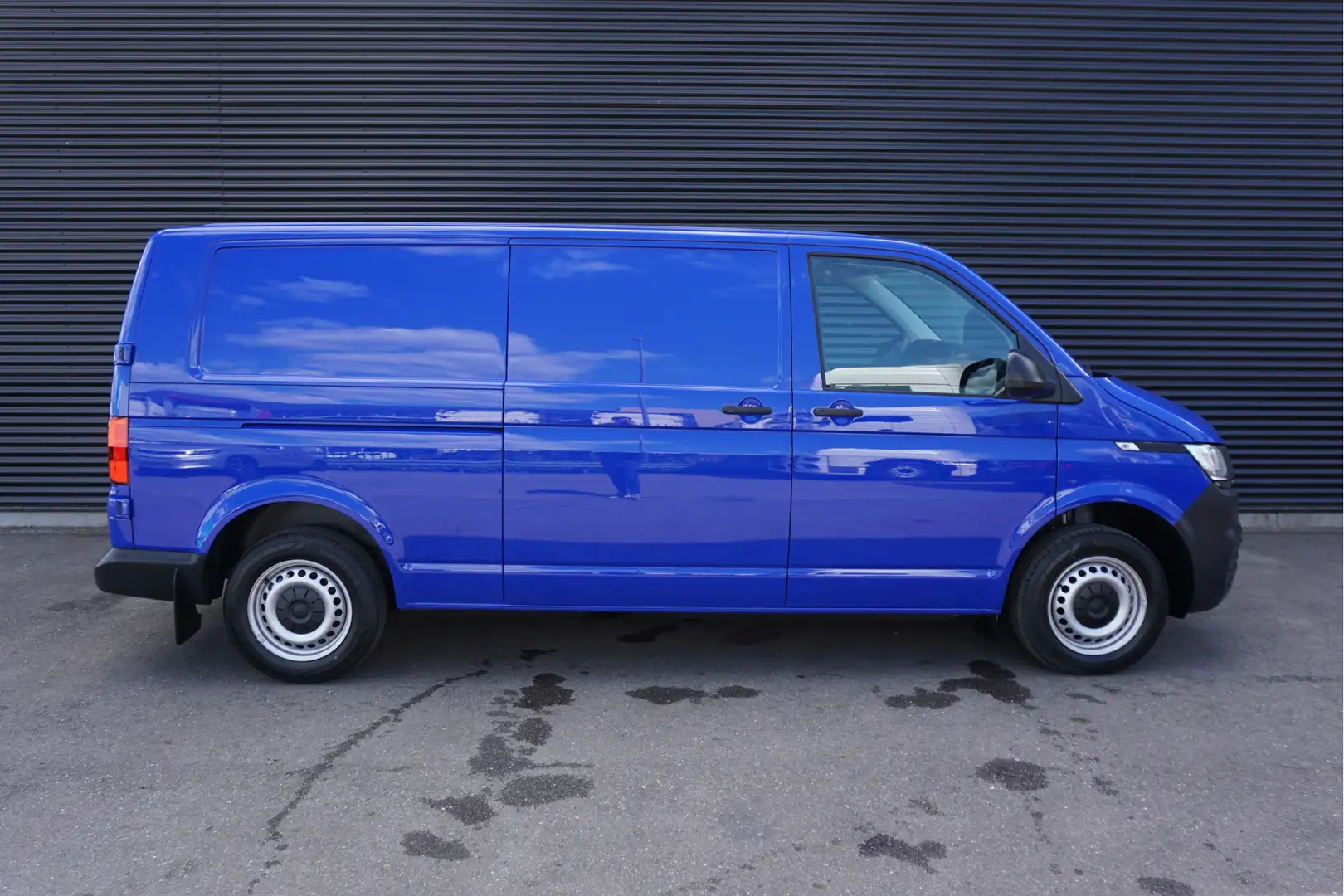 Volkswagen T6.1 Transporter 32 | L2H1 | 150 PK AUT | Cruise | Camera | Navi | Blauw - 2