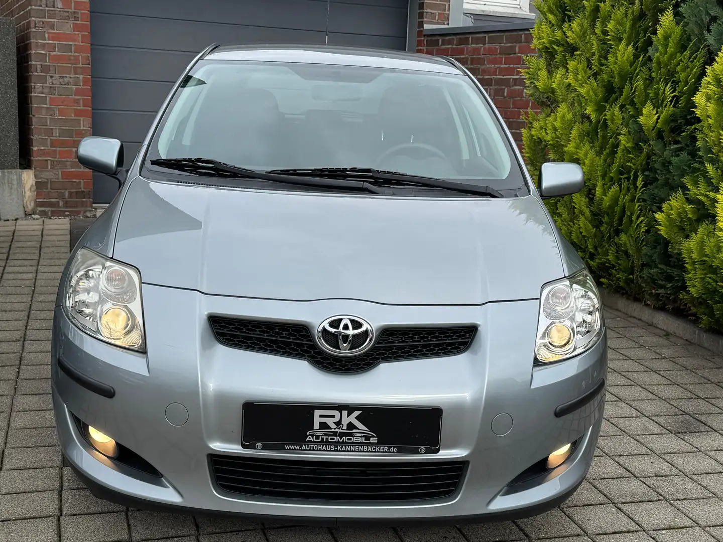 Toyota Auris Life Automatik 66tkm Grau - 2