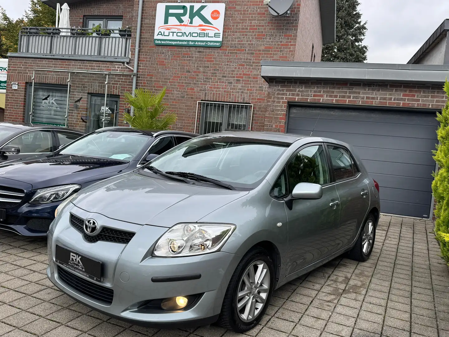 Toyota Auris Life Automatik 66tkm Grau - 1