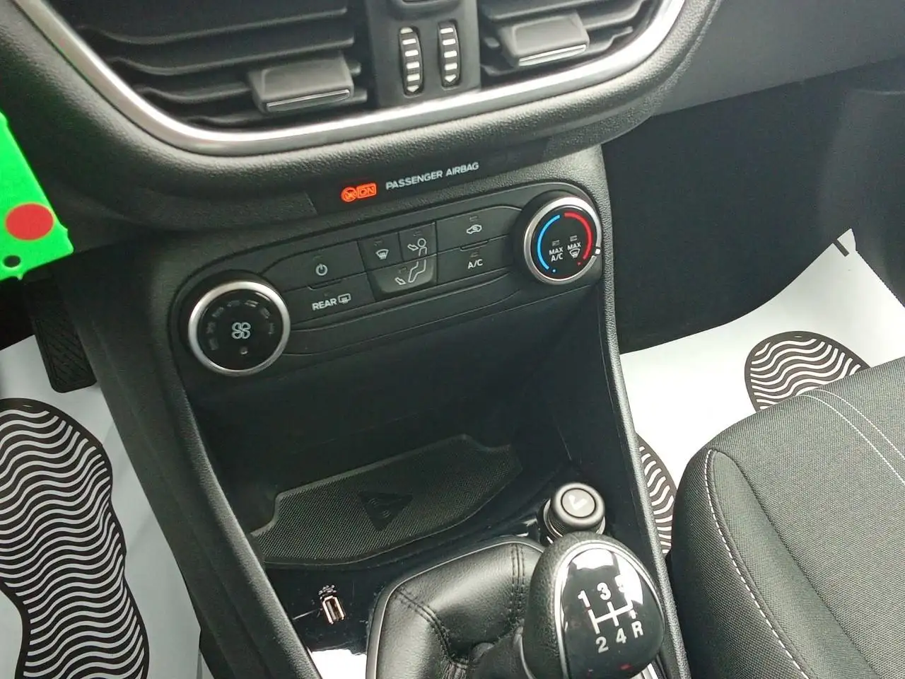 Ford Fiesta 5 portes — photo 11