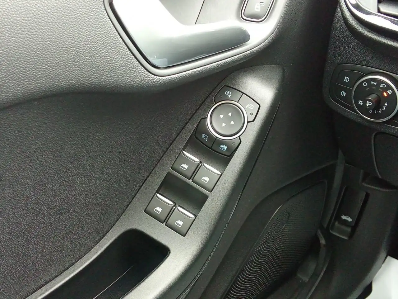 Ford Fiesta 5 portes — photo 16