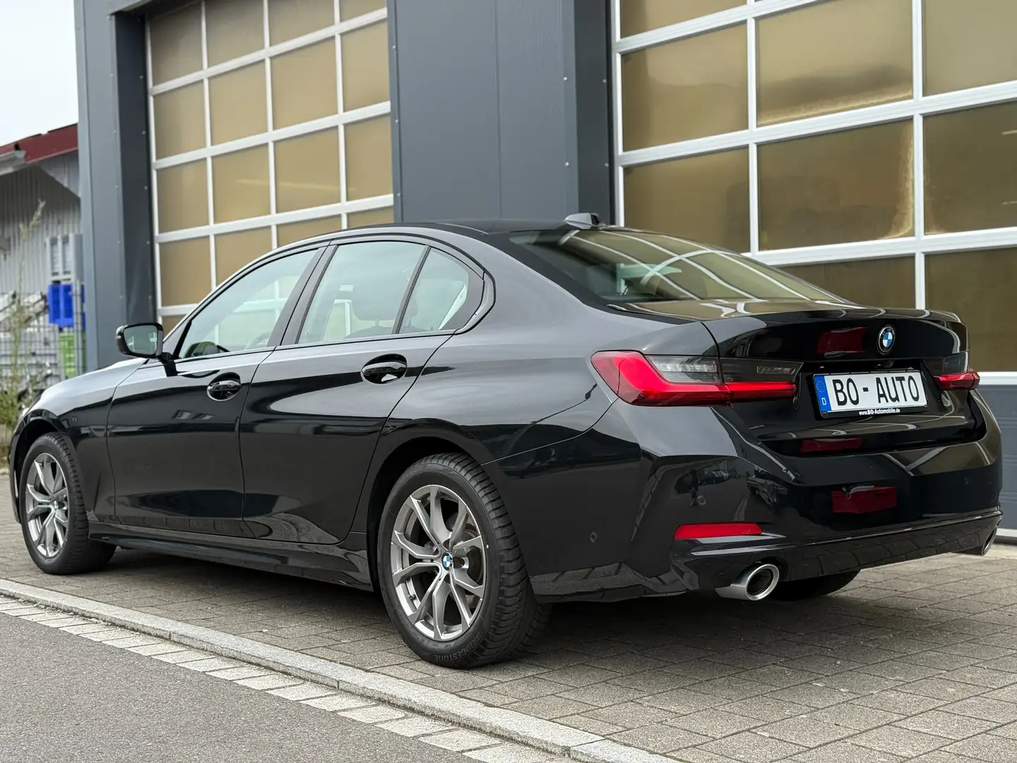 BMW 320 d xDrive Lim. ACC 8-fach Spur+ Kamera SERVICE NEU Schwarz - 2