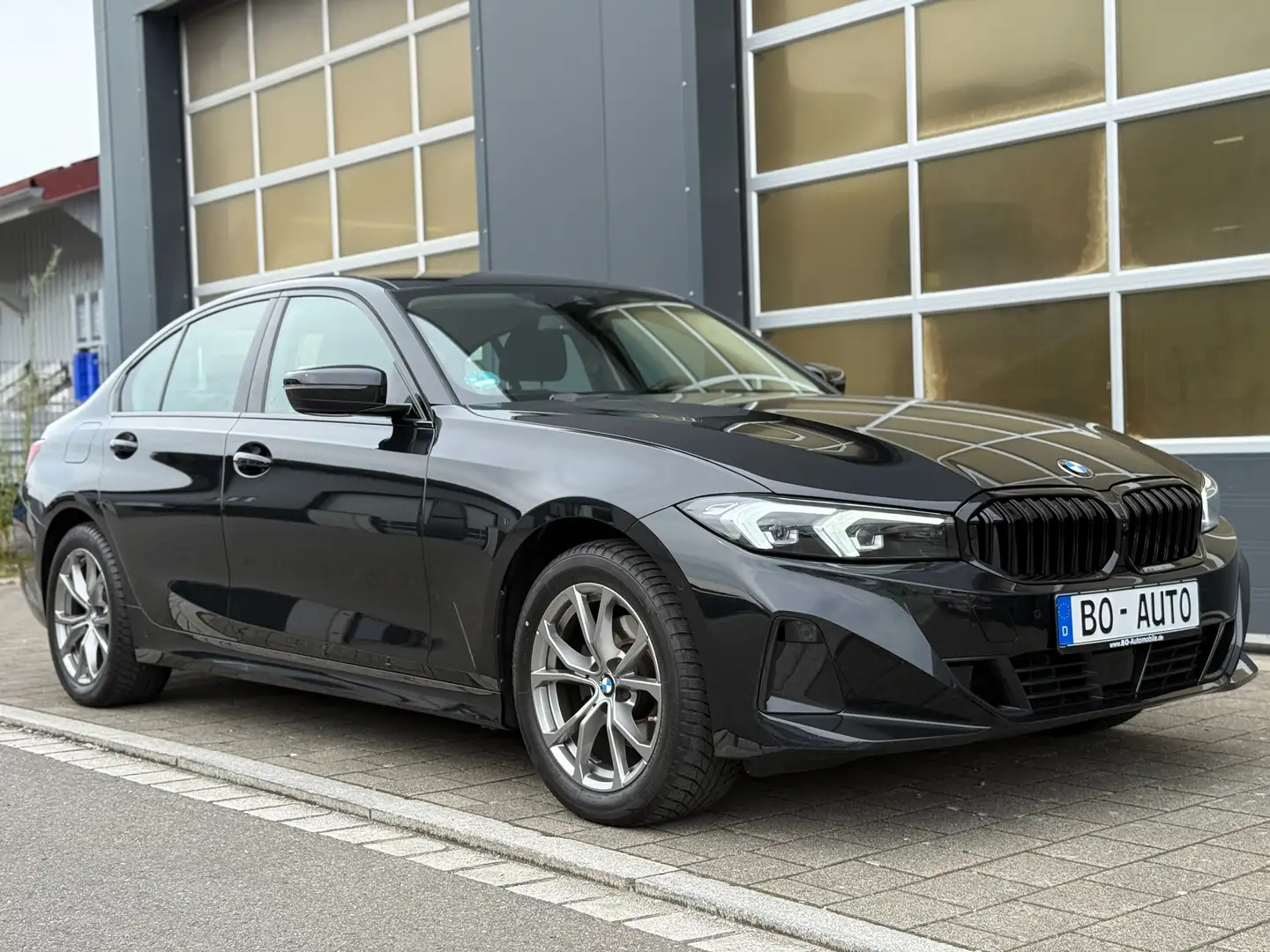 BMW 320 d xDrive Lim. ACC 8-fach Spur+ Kamera SERVICE NEU Schwarz - 1