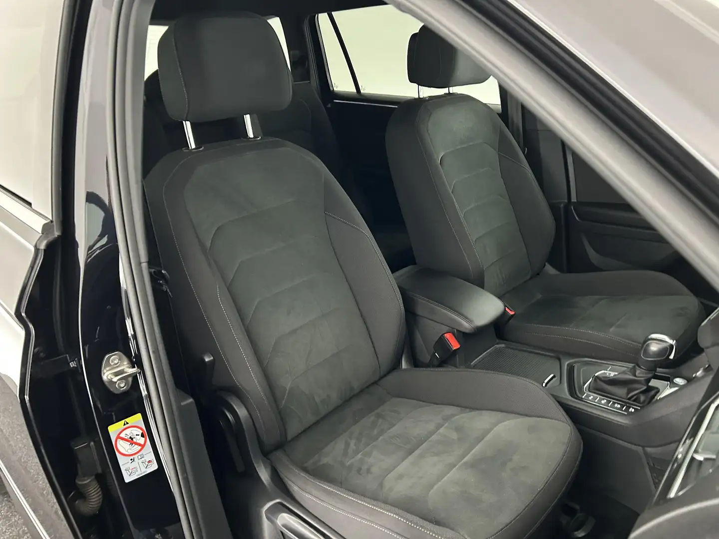 Volkswagen Tiguan Allspace 1.5 TSI 150pk DSG R-Line Highline 7Pers. Camera Ke Zwart - 2