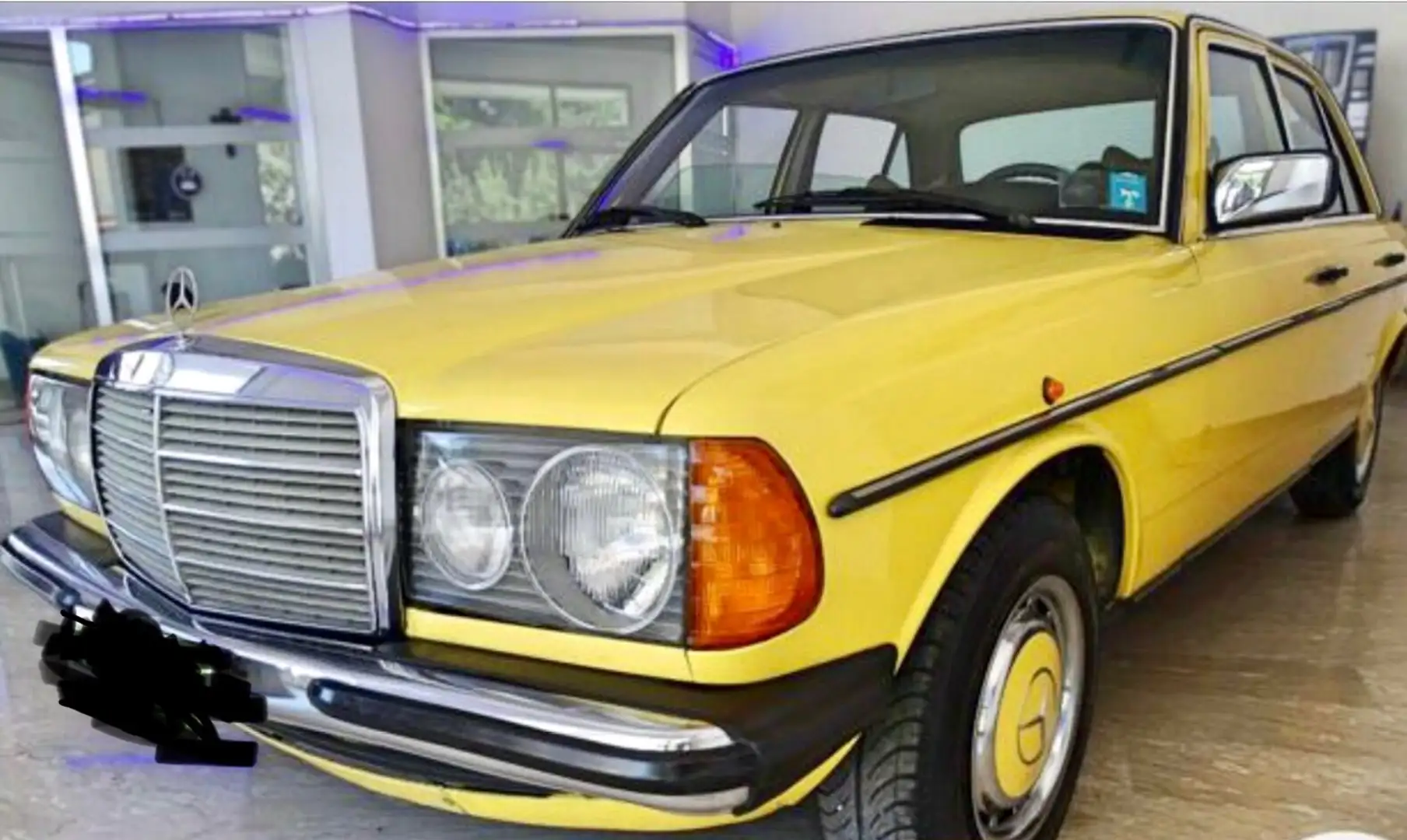 Mercedes-Benz 200 D Yellow - 1