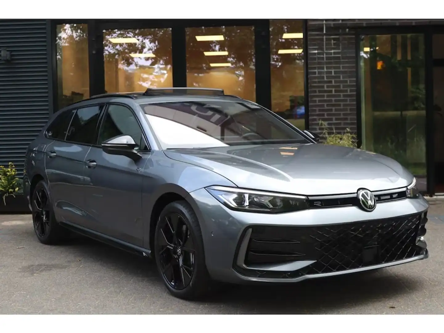Volkswagen Passat Variant NEW MODEL 20TSI DSG 265PK 4X4 R-EDITION/19/HEAD Grijs - 1