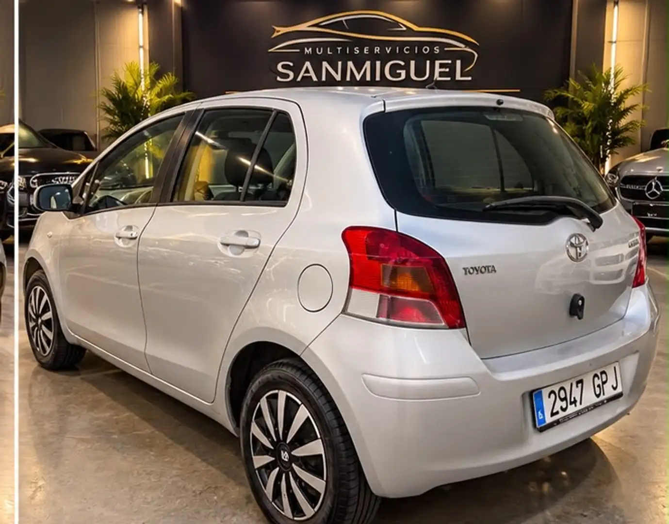 Toyota Yaris 1.0 VVT-i Active Plateado - 2