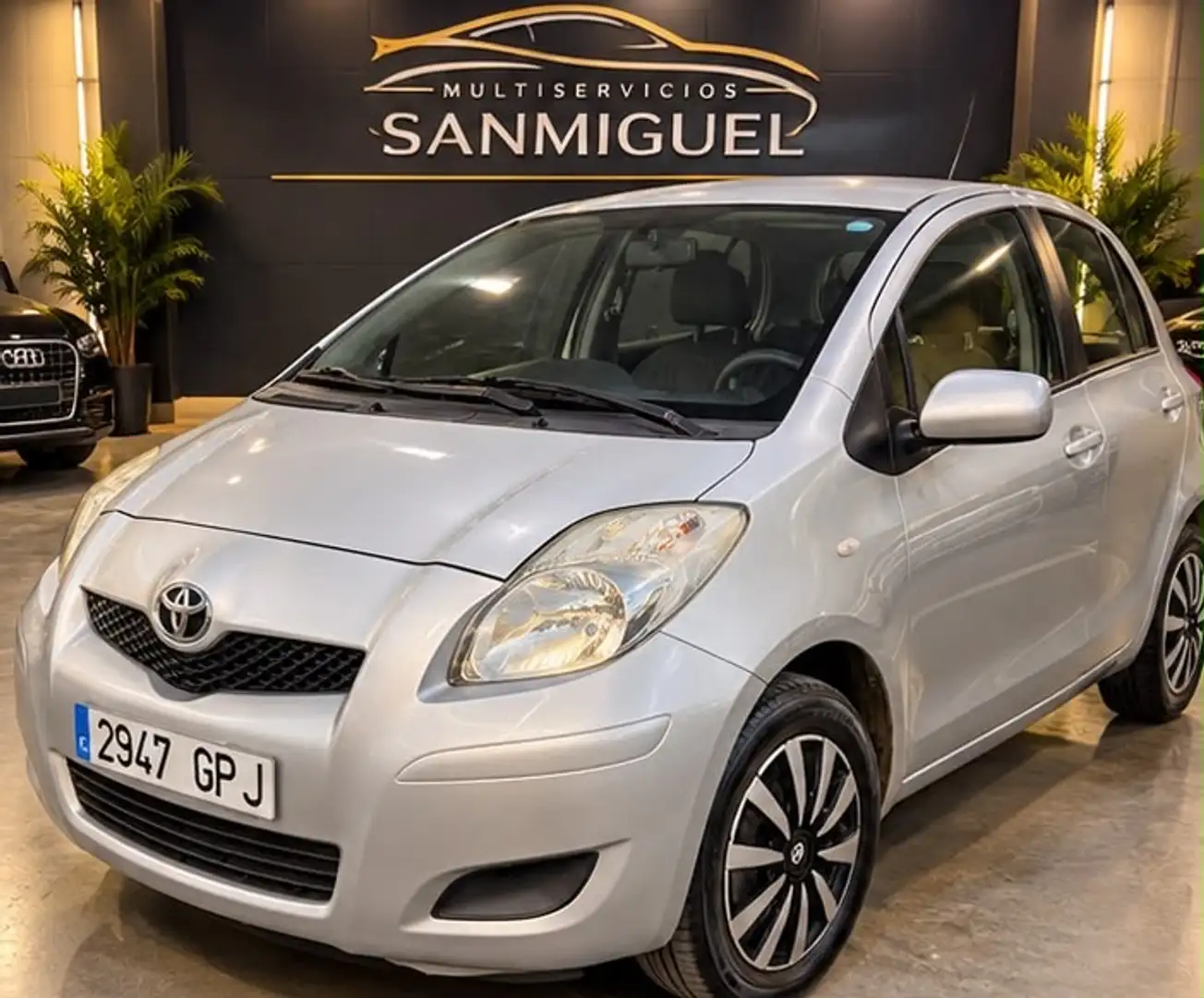 Toyota Yaris 1.0 VVT-i Active Plateado - 1