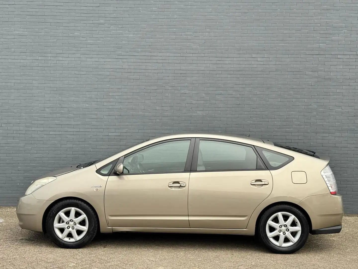 Toyota Prius 1.5 VVT-i Business Edition/AUT/NAVI/PDC Бежевий - 2