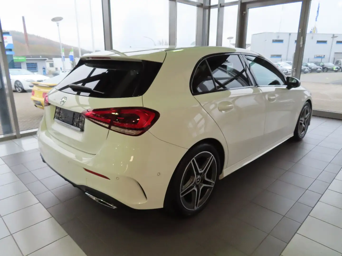 Mercedes-Benz A 180 d AMG PANO KAMERA Weiß - 2