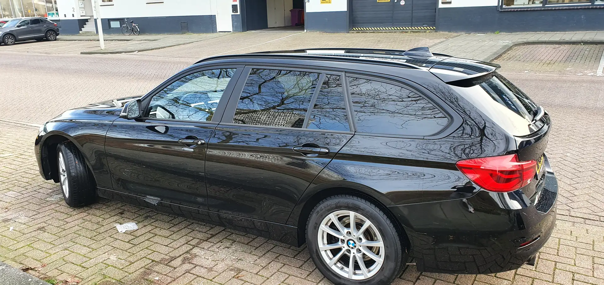 BMW 318 i Luxury Zwart - 2