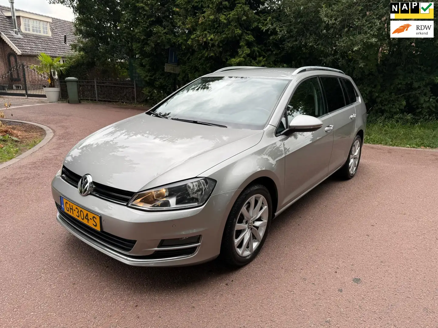 Volkswagen Golf 1.6 TDI Business Edition / Navi / Camera / Automaa Grijs - 1