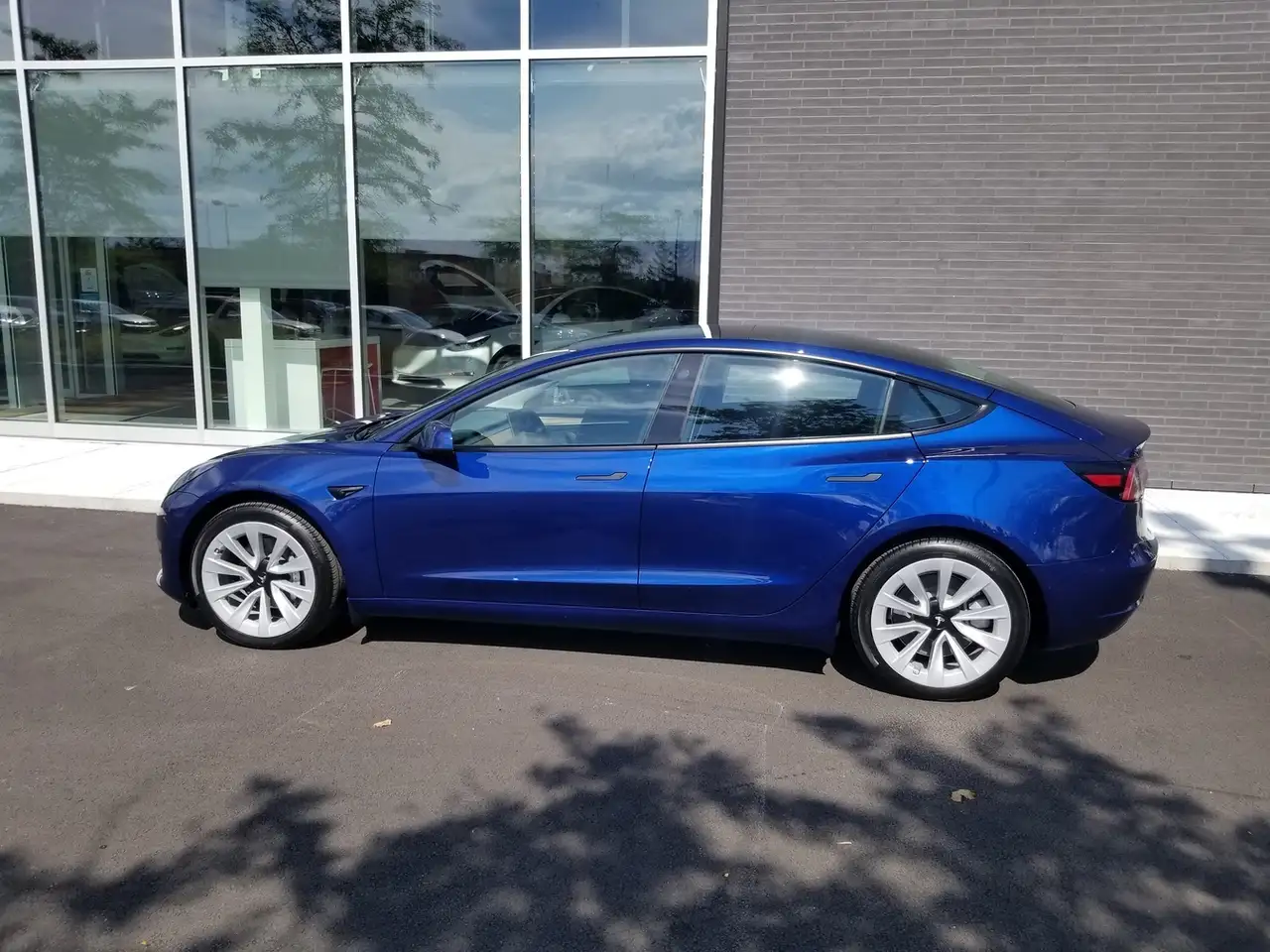 Tesla Model 3 снимка Tesla Model 3