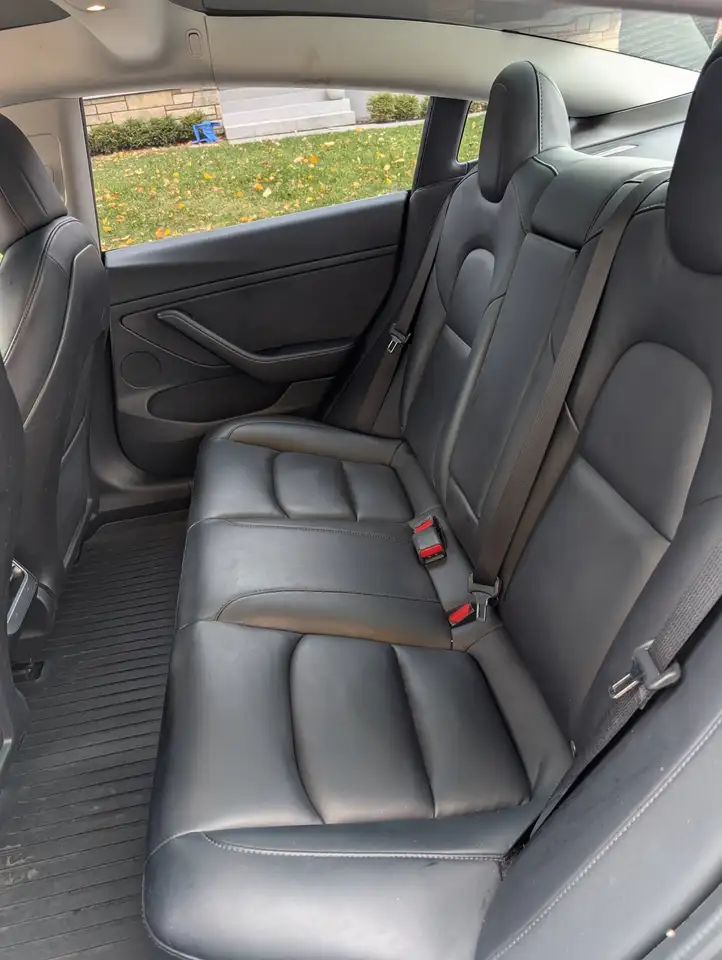 Tesla Model 3 снимка Tesla Model 3