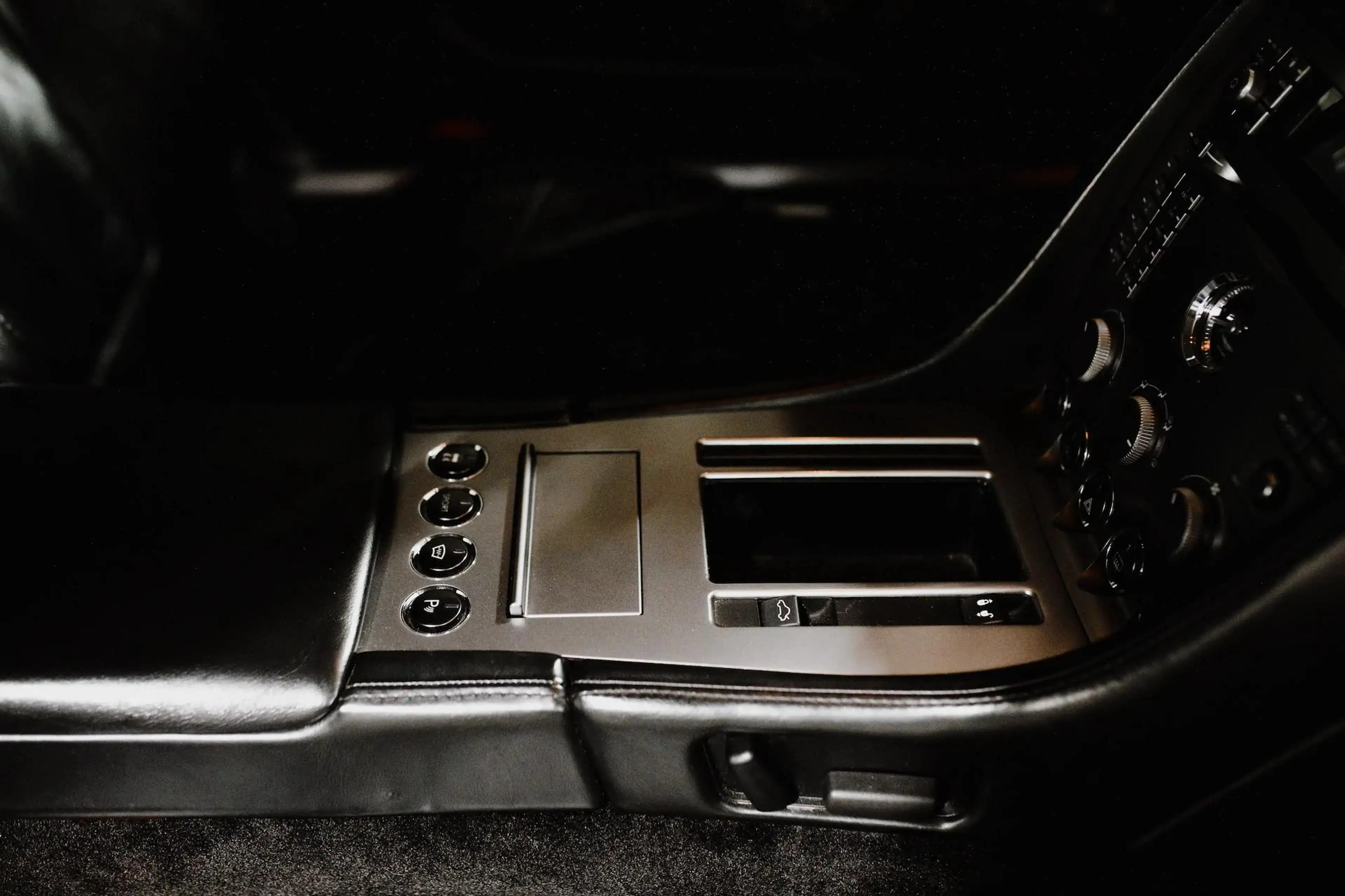Aston Martin DB9 5.9 V12 Touchtronic — photo 6