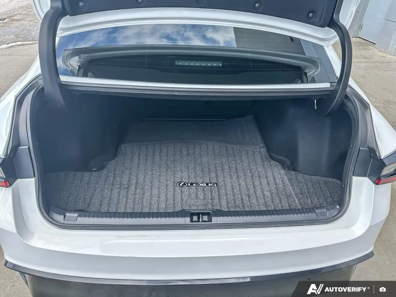 Lexus IS снимка Lexus IS