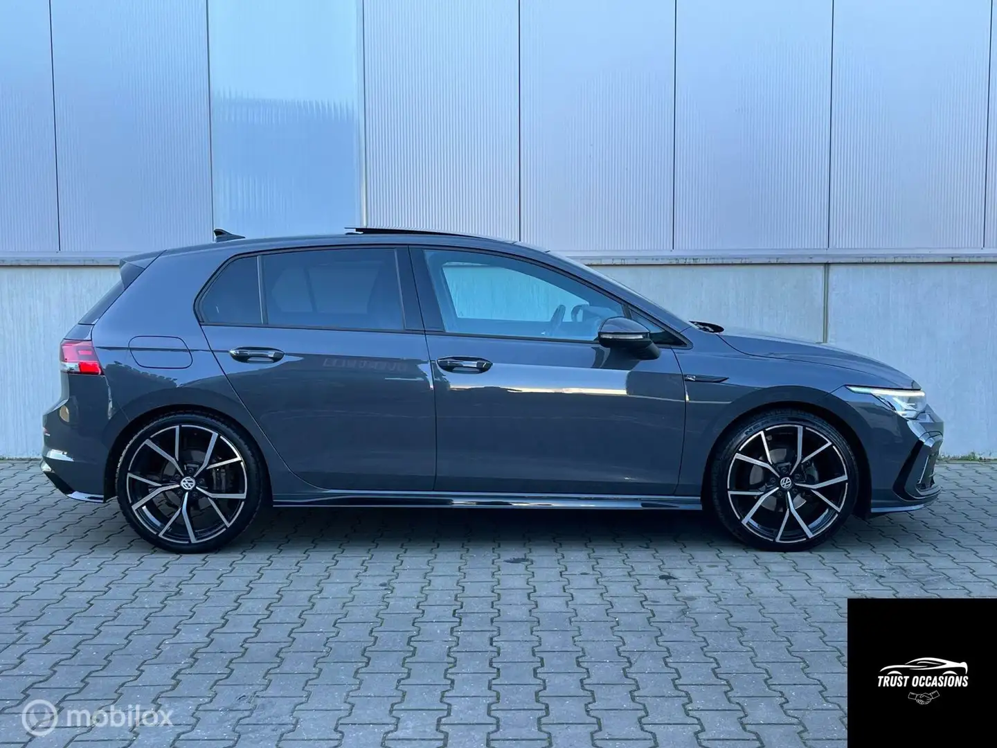Volkswagen Golf 1.5 eTSI 3X R-Line Trekhaak Sterrenhemel KEYLES Grijs - 2