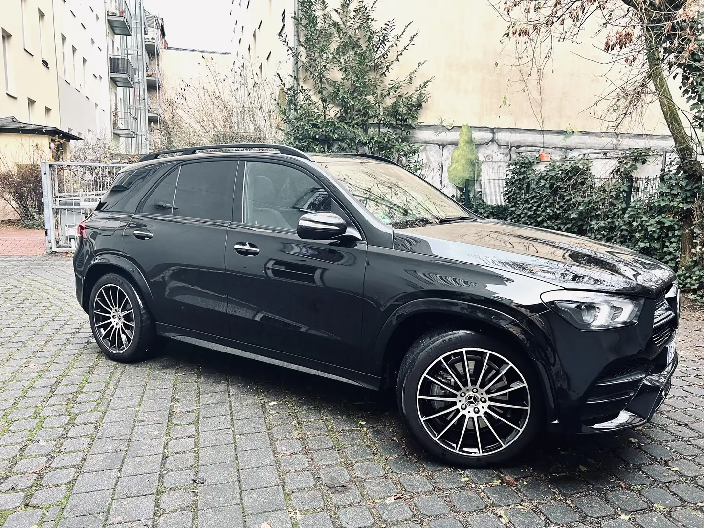 Mercedes-Benz GLE 350 GLE 350 e 4Matic 9G-TRONIC AMG Line Schwarz - 2
