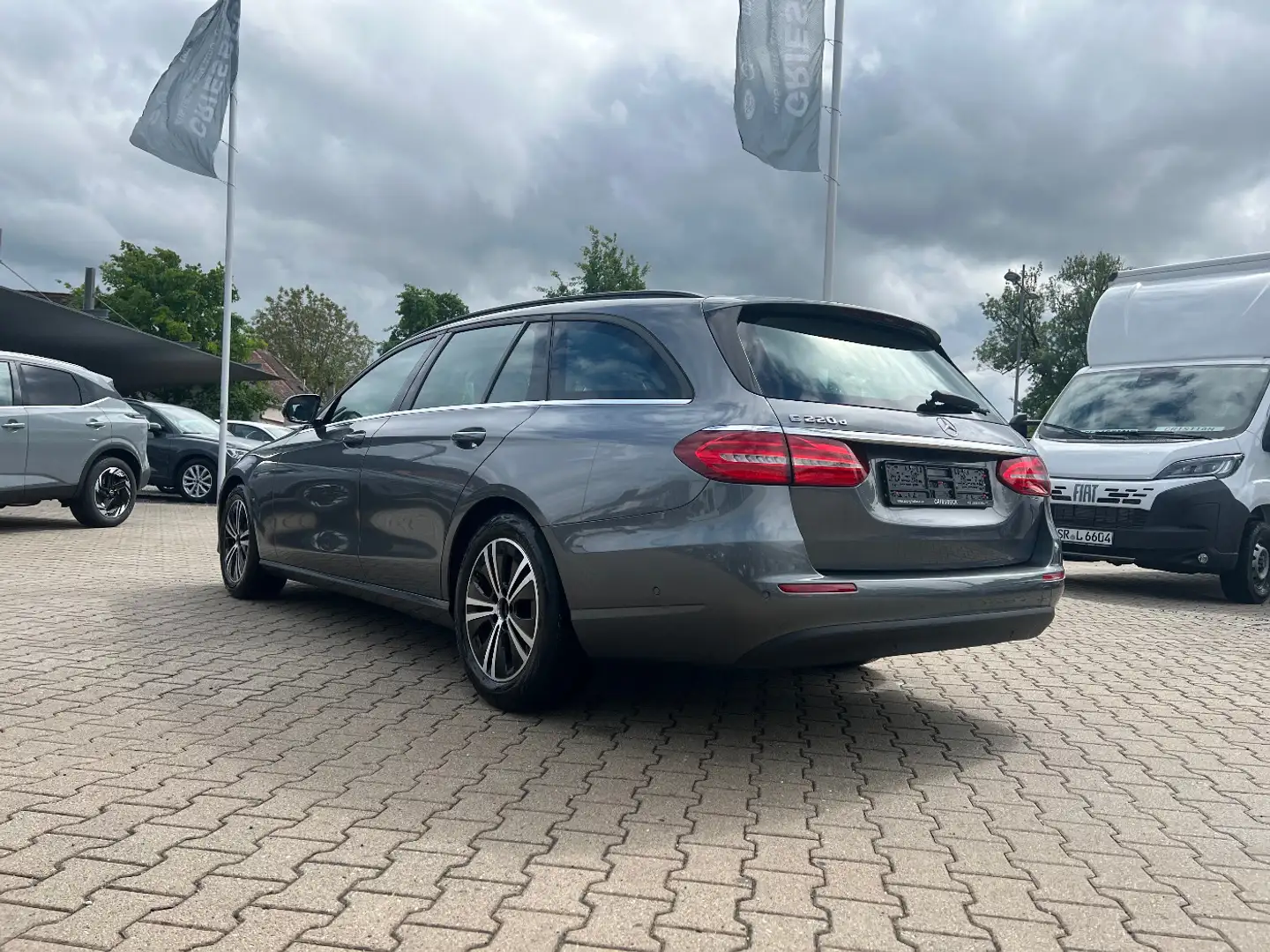 Mercedes-Benz E 220 d T Avantgarde *LED Navi Leder Park DAB* Grau - 2