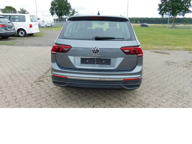 Volkswagen Tiguan Allspace view 4