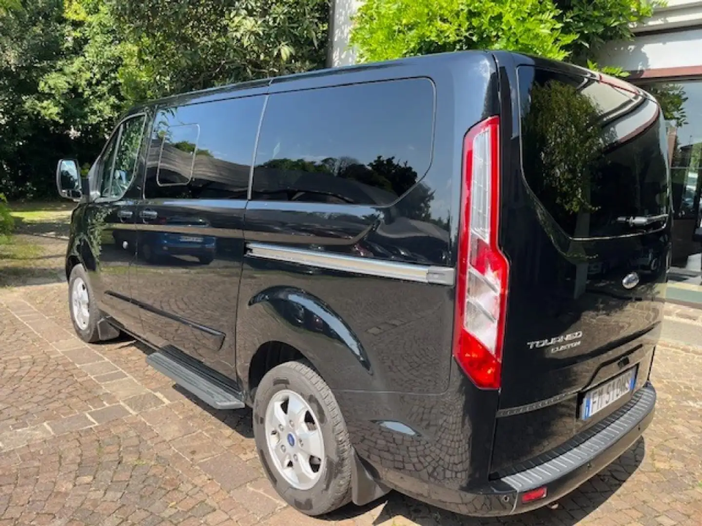 Ford Tourneo Custom 2.0 TDCi 8 Posti Titanium Noir - 2