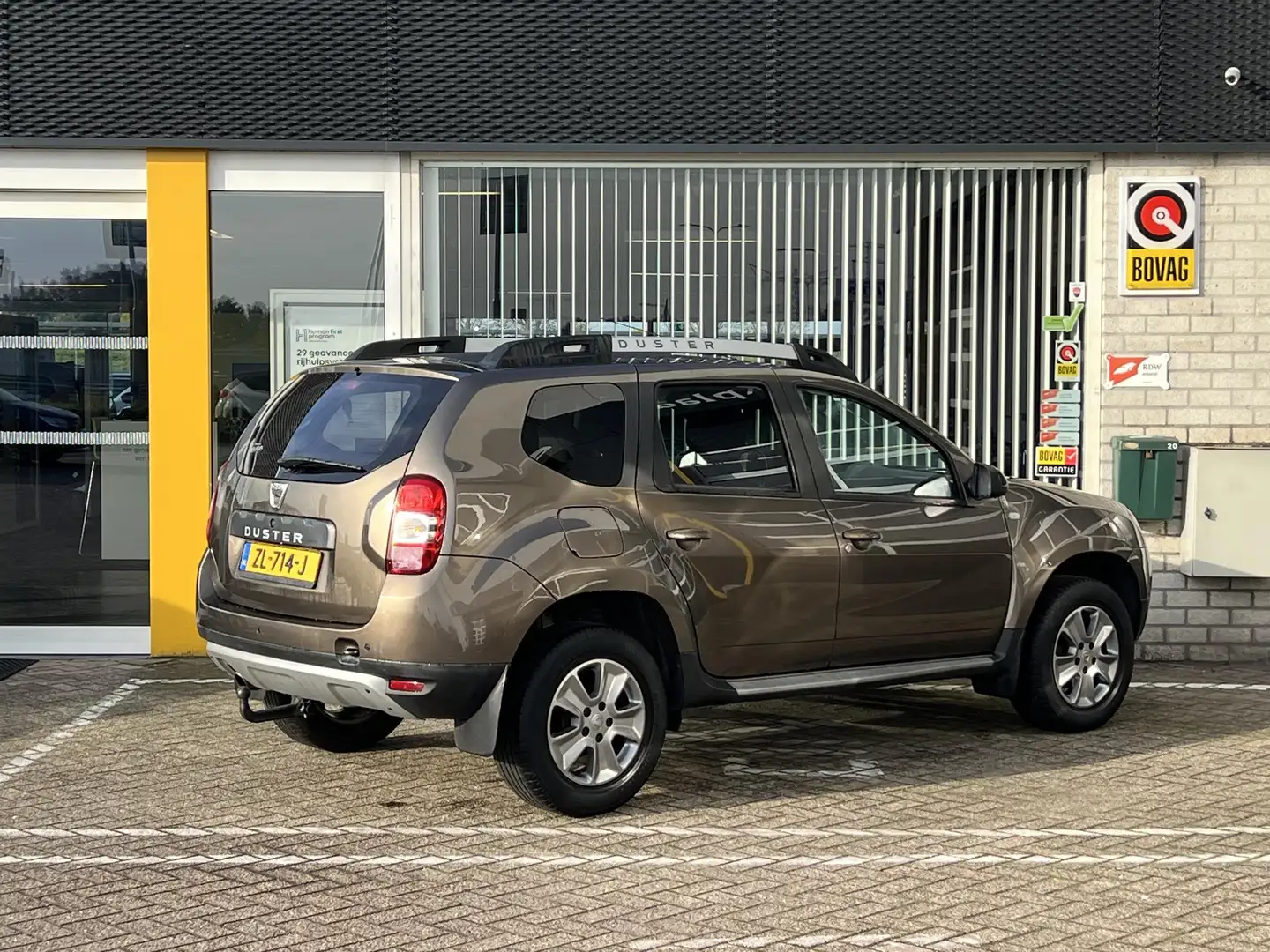 Dacia Duster 1.2 TCe 125 Lauréate | Trekhaak | NIEUWE DIS-KETTI Bruin - 2
