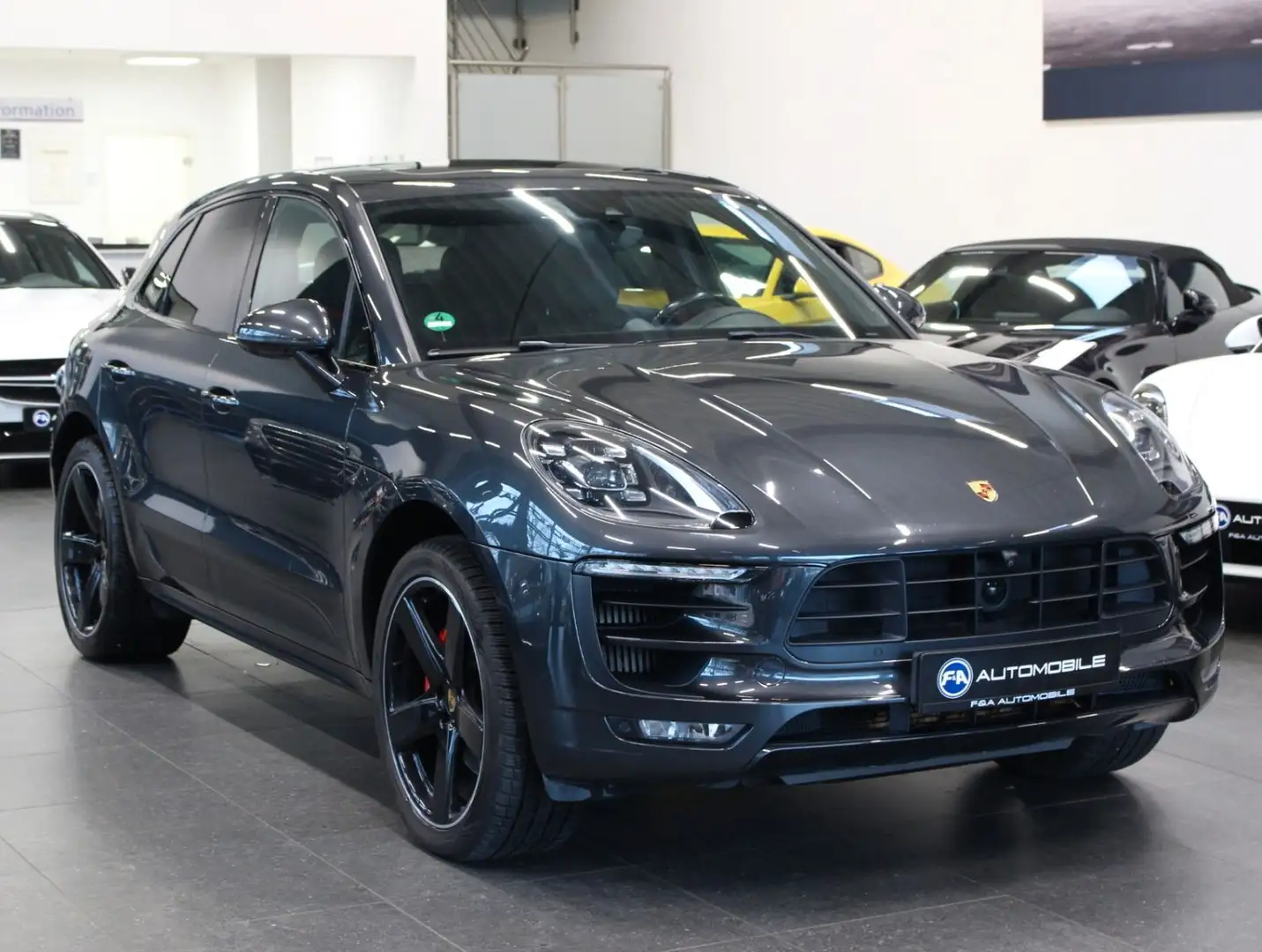 Porsche Macan GTS 3.0 Sport Chrono*Carbon*Pano*2.Hand Grau - 2