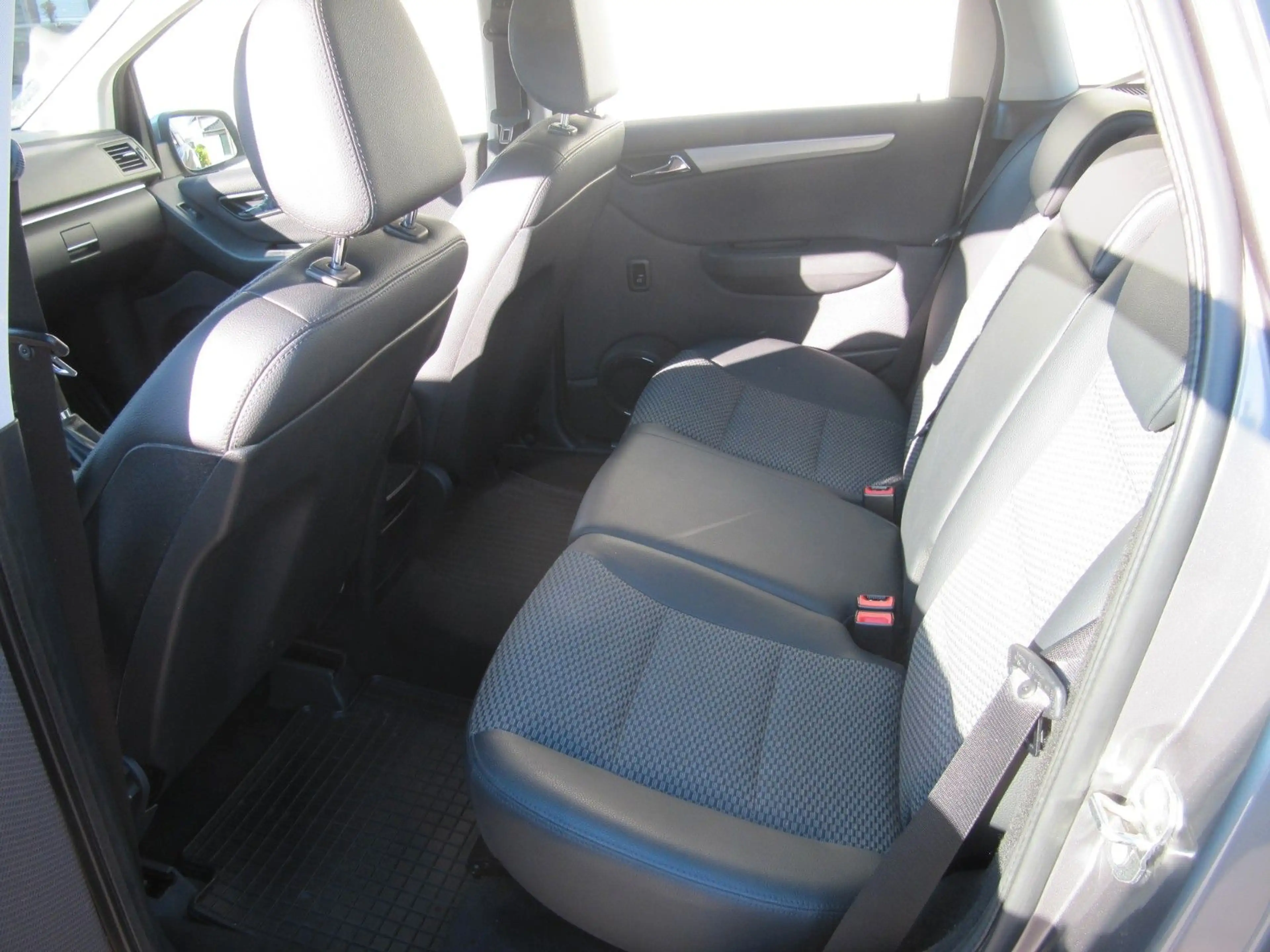 Mercedes-Benz B 160 .Sitzheizung, Klima, Ahk. Alu. — photo 8