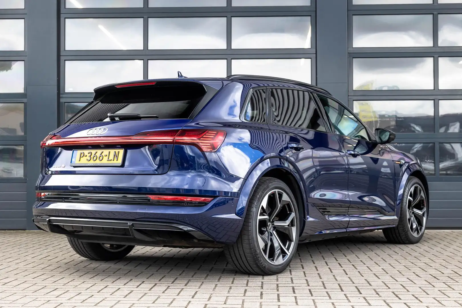 Audi e-tron S 503pk quattro 95 kWh | Head-up | Luchtvering | M Blauw - 2