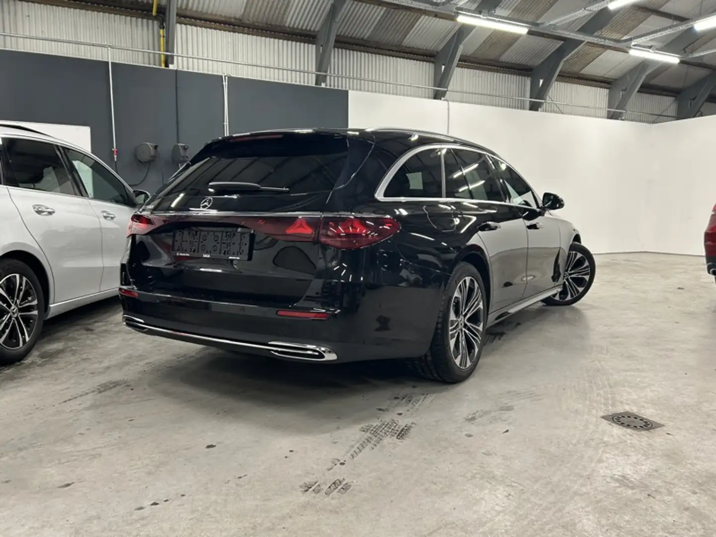 Mercedes-Benz E 200 break Luxury Line New Modèle Noir - 2
