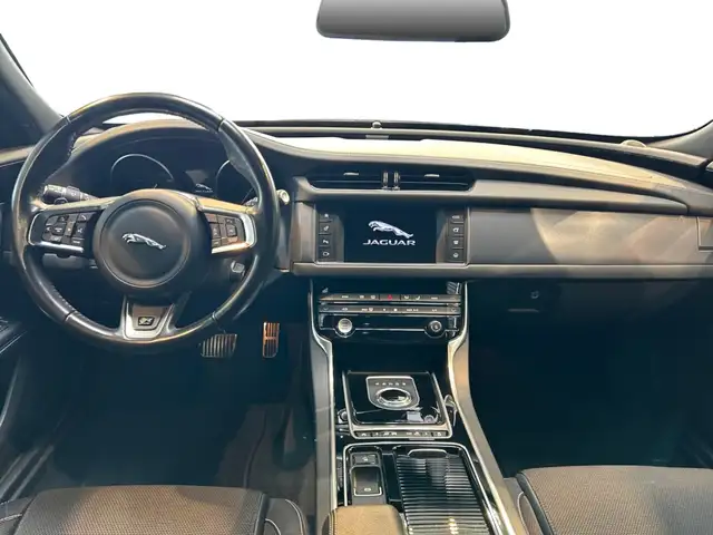 Jaguar XF view 12