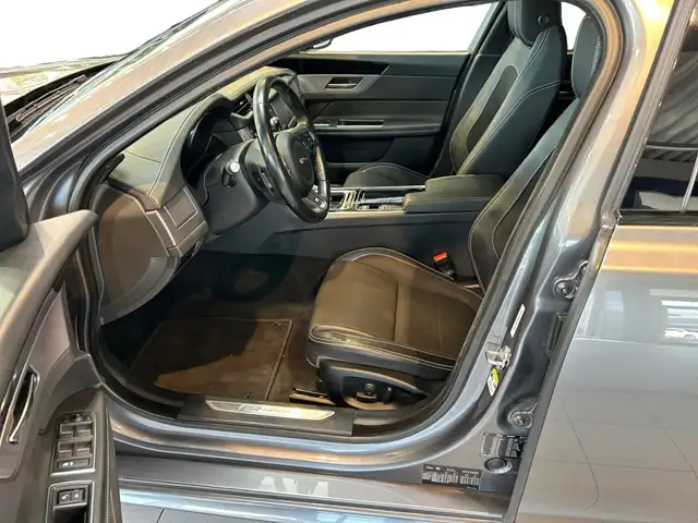 Jaguar XF view 9