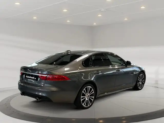 Jaguar XF view 4