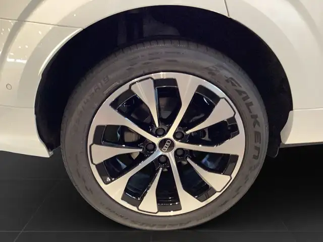 Audi Q3 view 7
