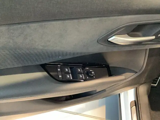 Audi Q3 view 8