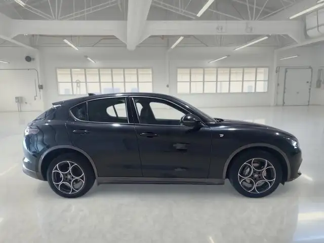 Alfa Romeo Stelvio view 3