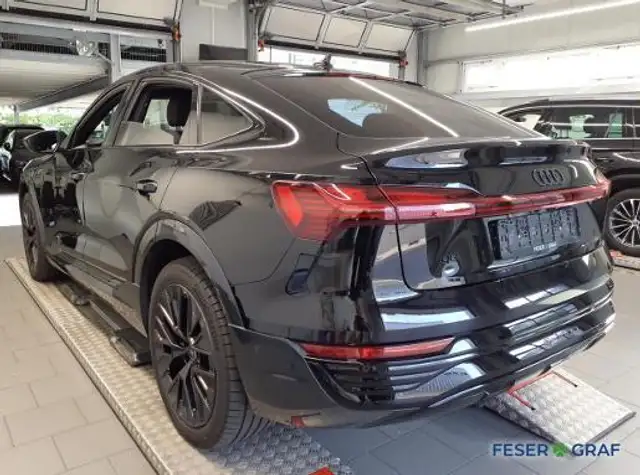 Audi Q8 E-Tron view 4