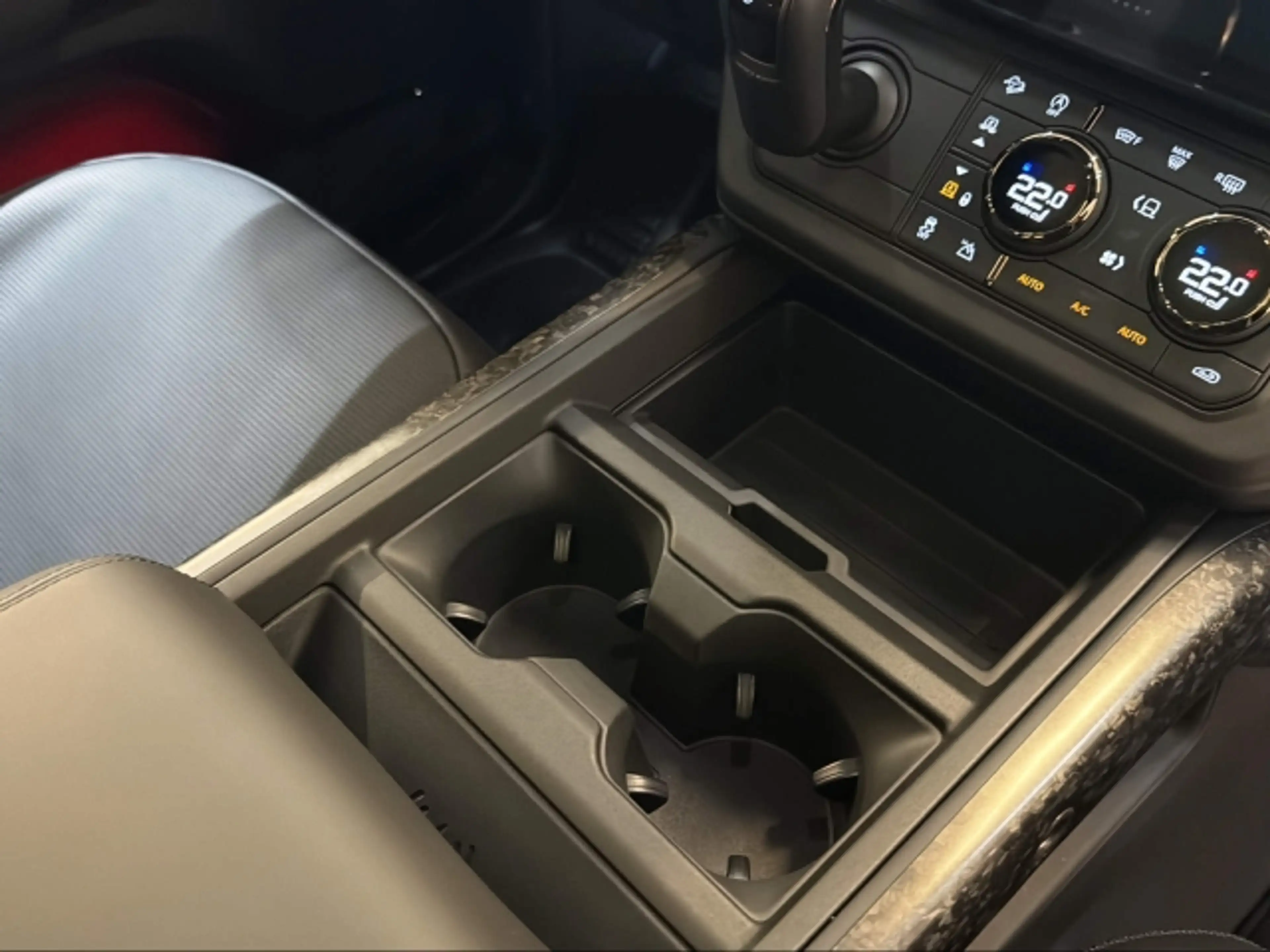 Land Rover Defender 110 P635 AWD AT OCTA Black Edition — photo 12