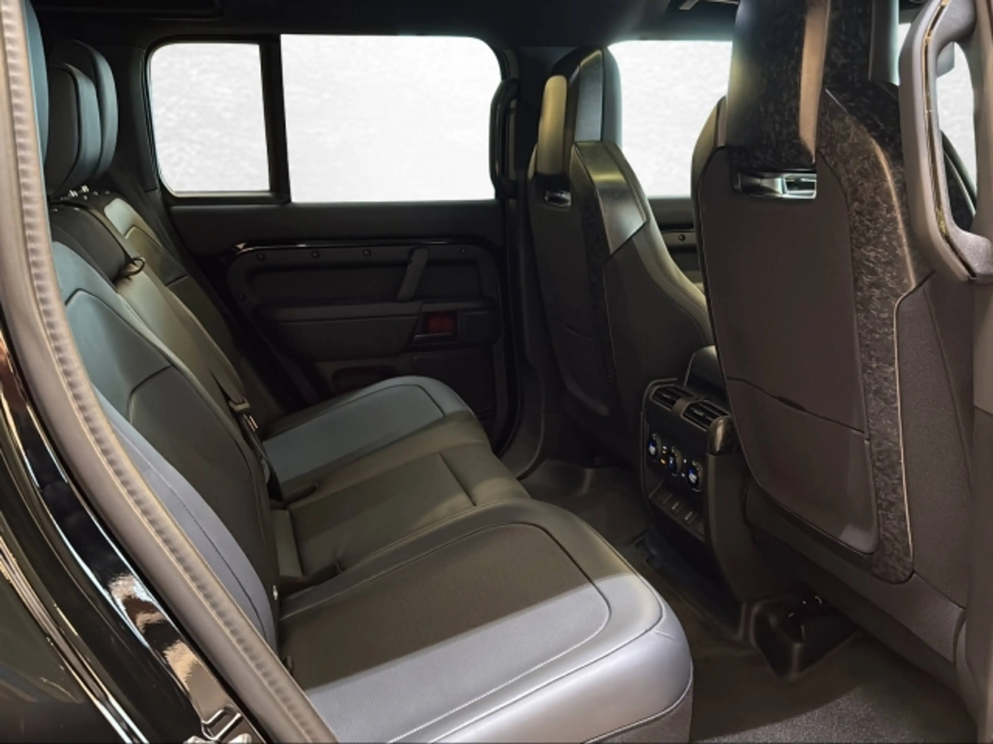 Land Rover Defender 110 P635 AWD AT OCTA Black Edition — photo 15