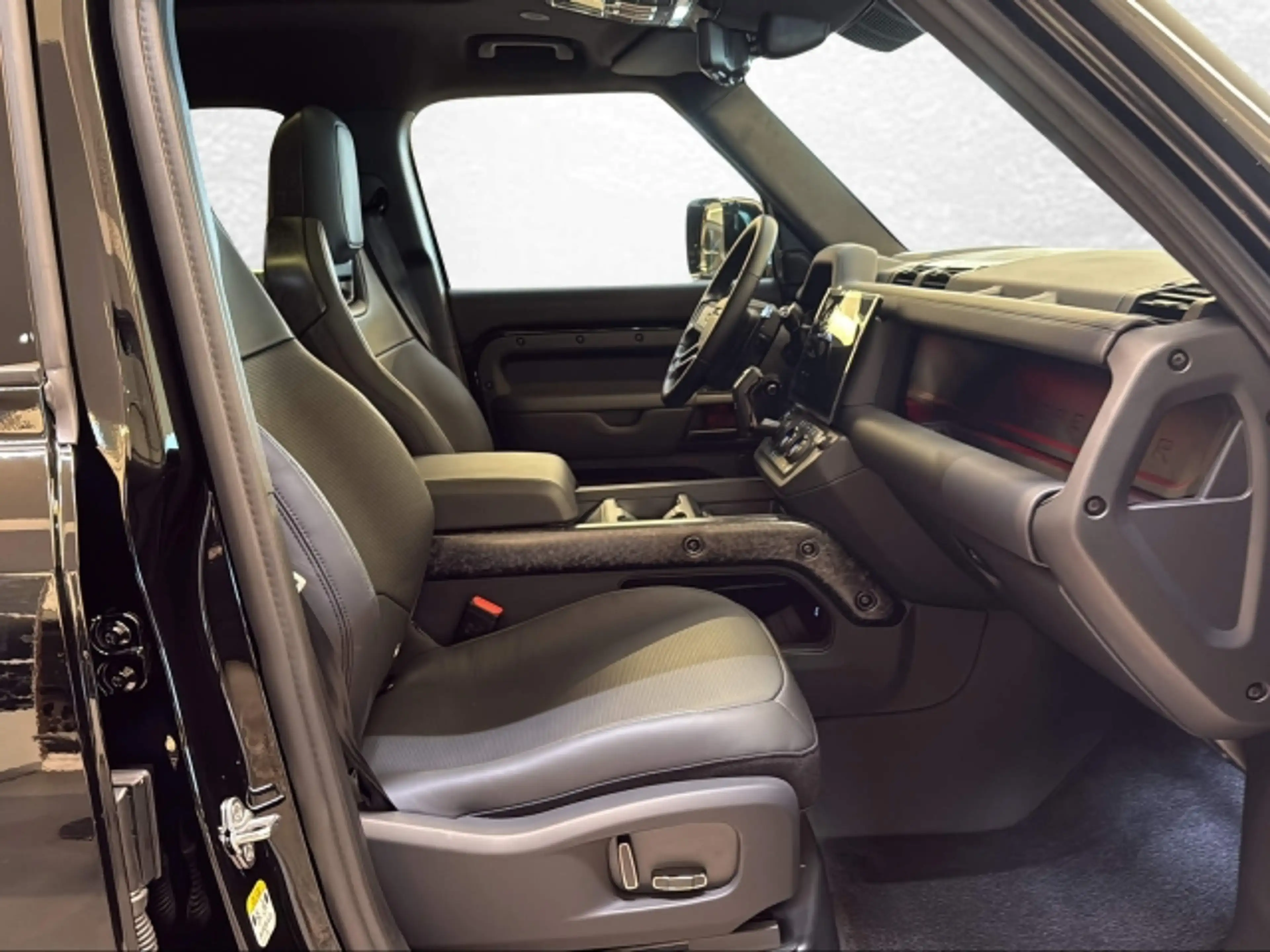 Land Rover Defender 110 P635 AWD AT OCTA Black Edition — photo 14