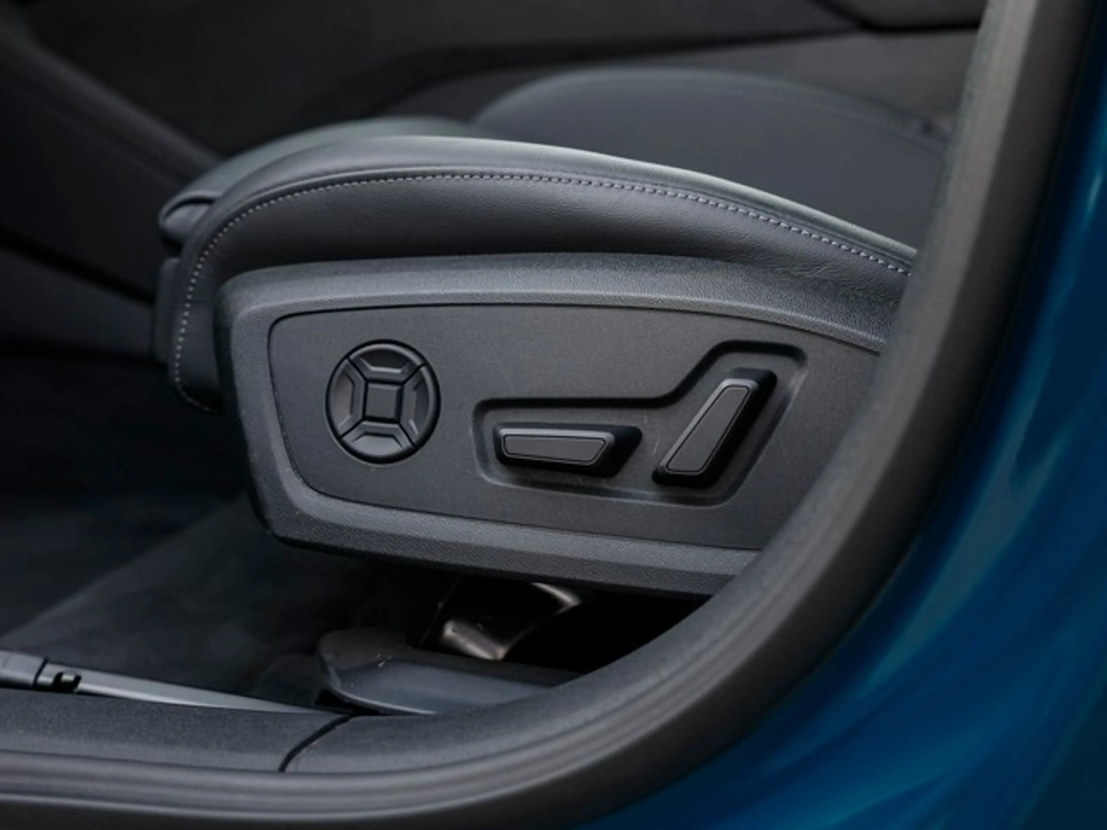 Audi A6 e-tron Avant Performance S line Business LM21 AHK Pano... — photo 15