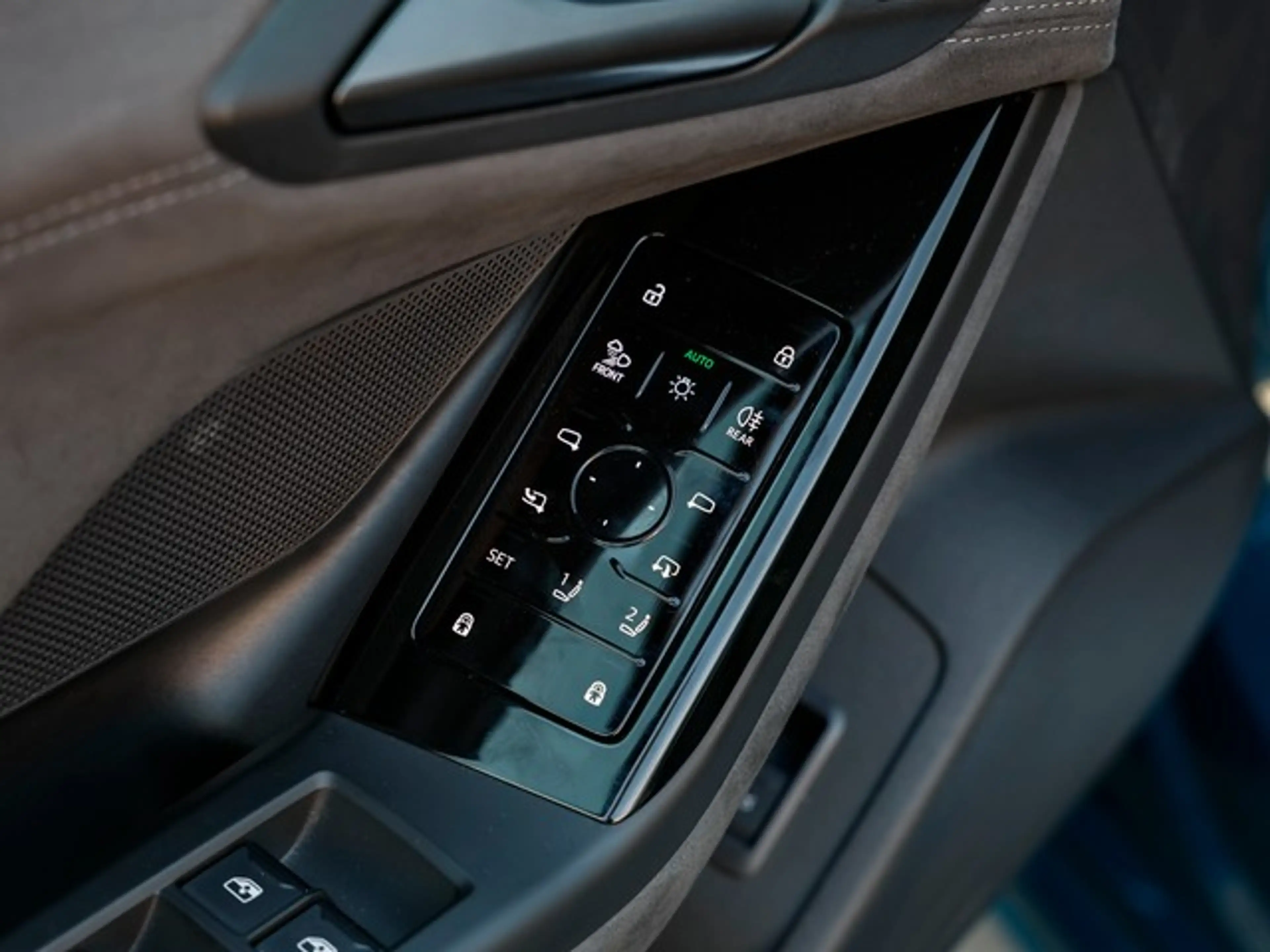 Audi A6 e-tron Avant Performance S line Business LM21 AHK Pano... — photo 14