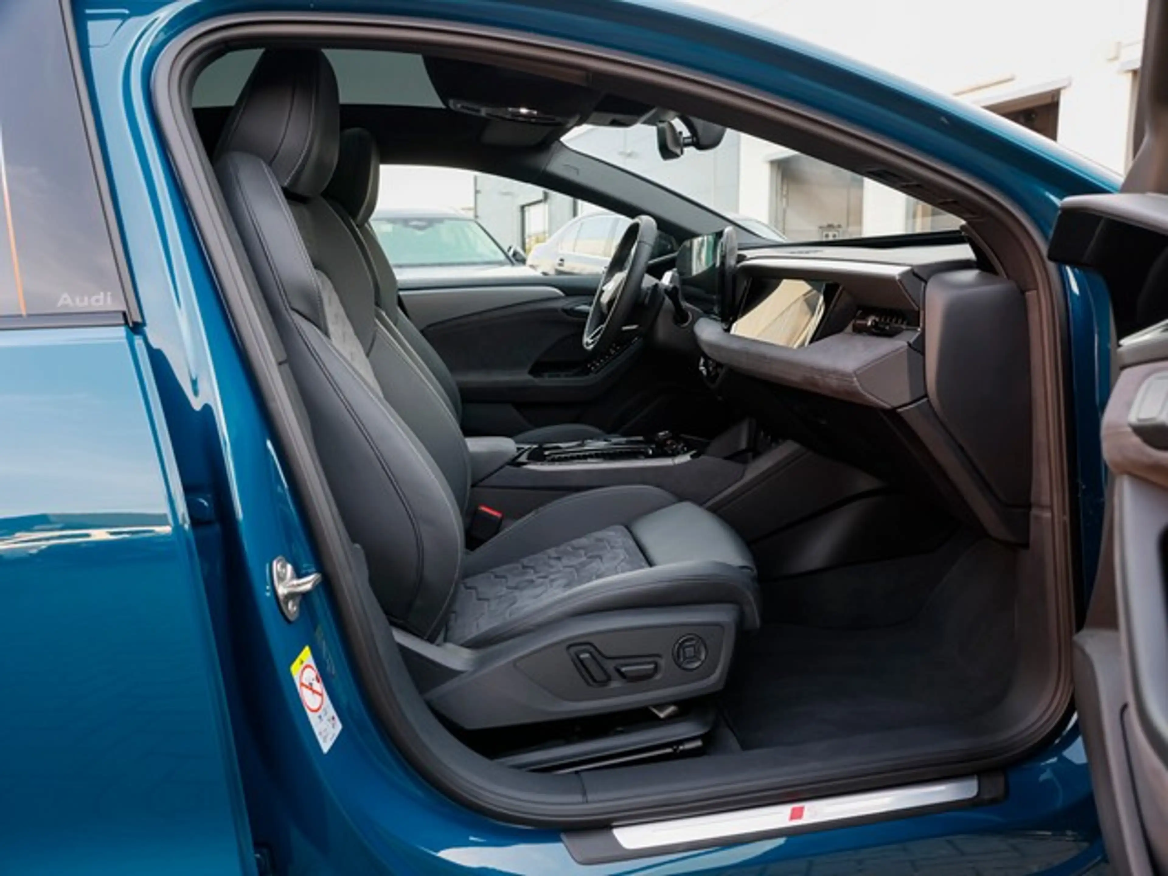 Audi A6 e-tron Avant Performance S line Business LM21 AHK Pano... — photo 11