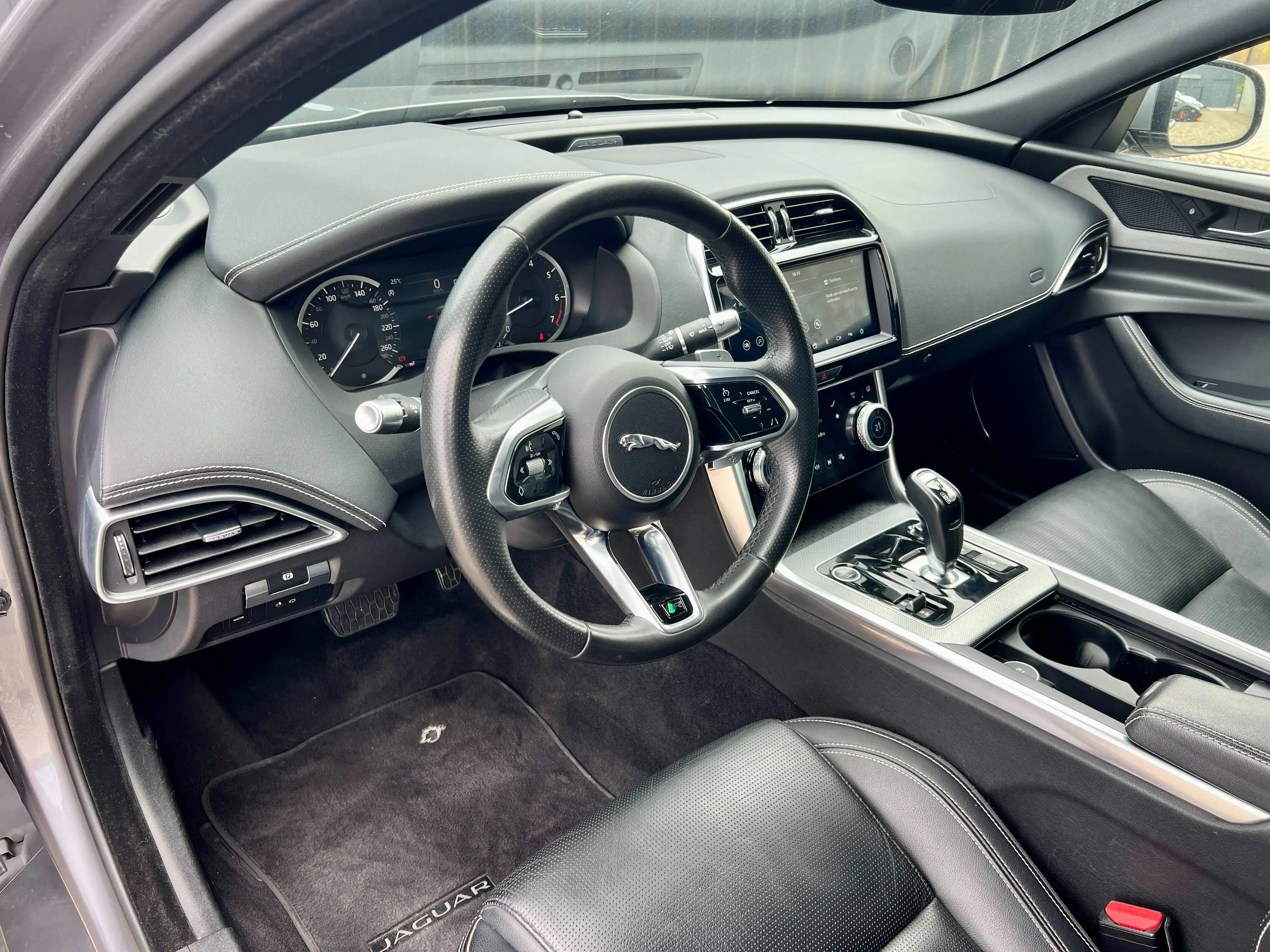 Jaguar XE XE 2.0 T P250 S — photo 11