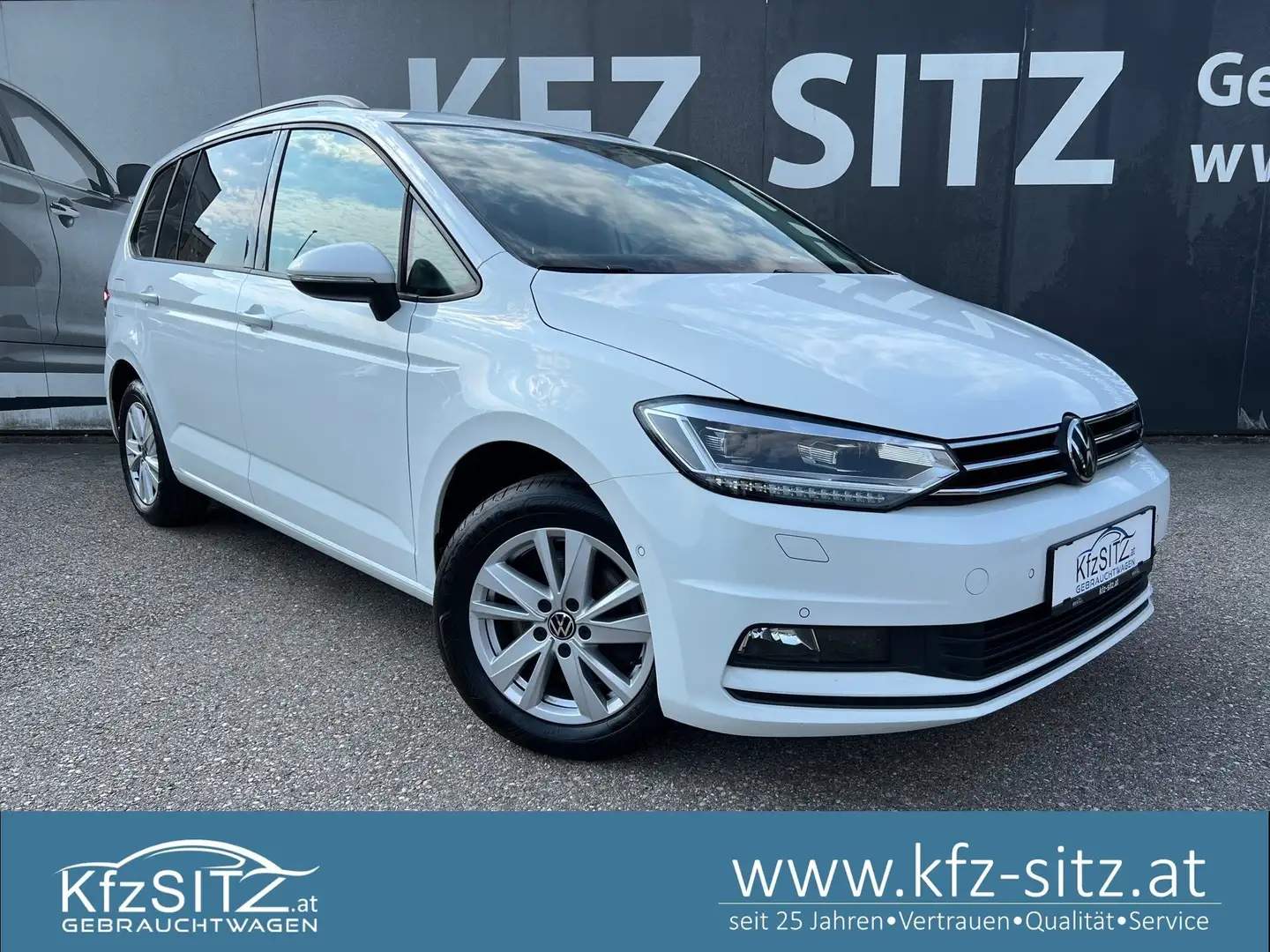 Volkswagen Touran Comfortline 2,0 BMT TDI DSG | NP: € 52.200 Weiß - 1