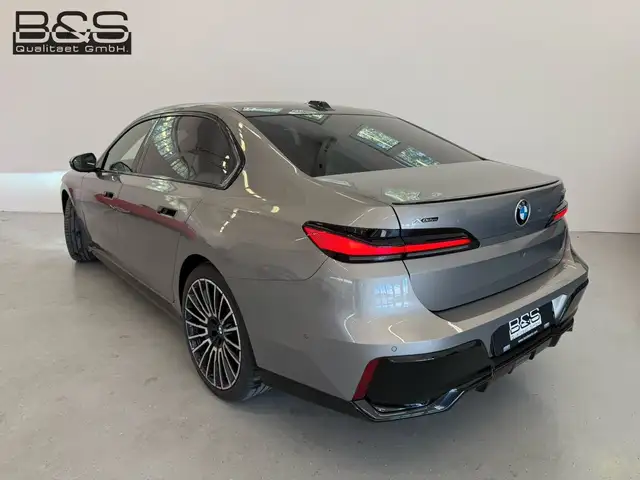 BMW 7 Series view 7