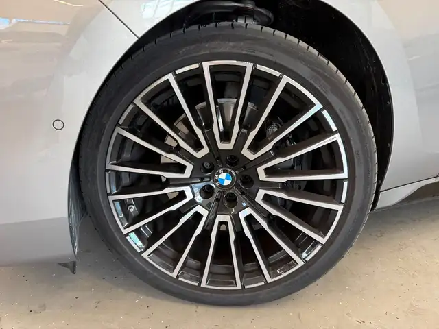 BMW 7 Series view 9