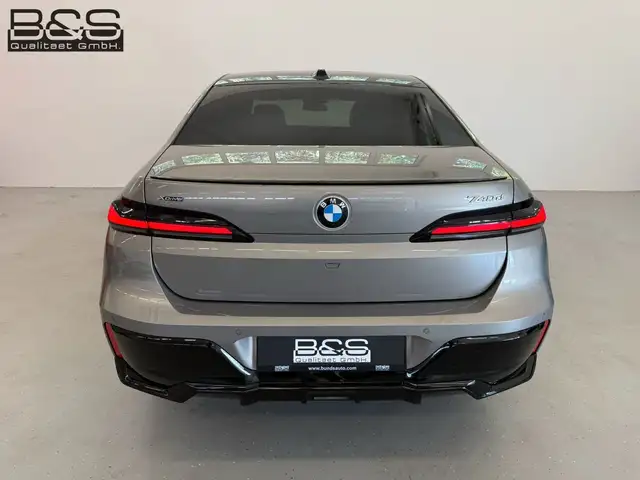 BMW 7 Series view 6