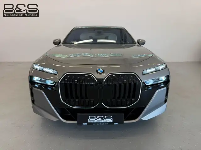 BMW 7 Series view 3